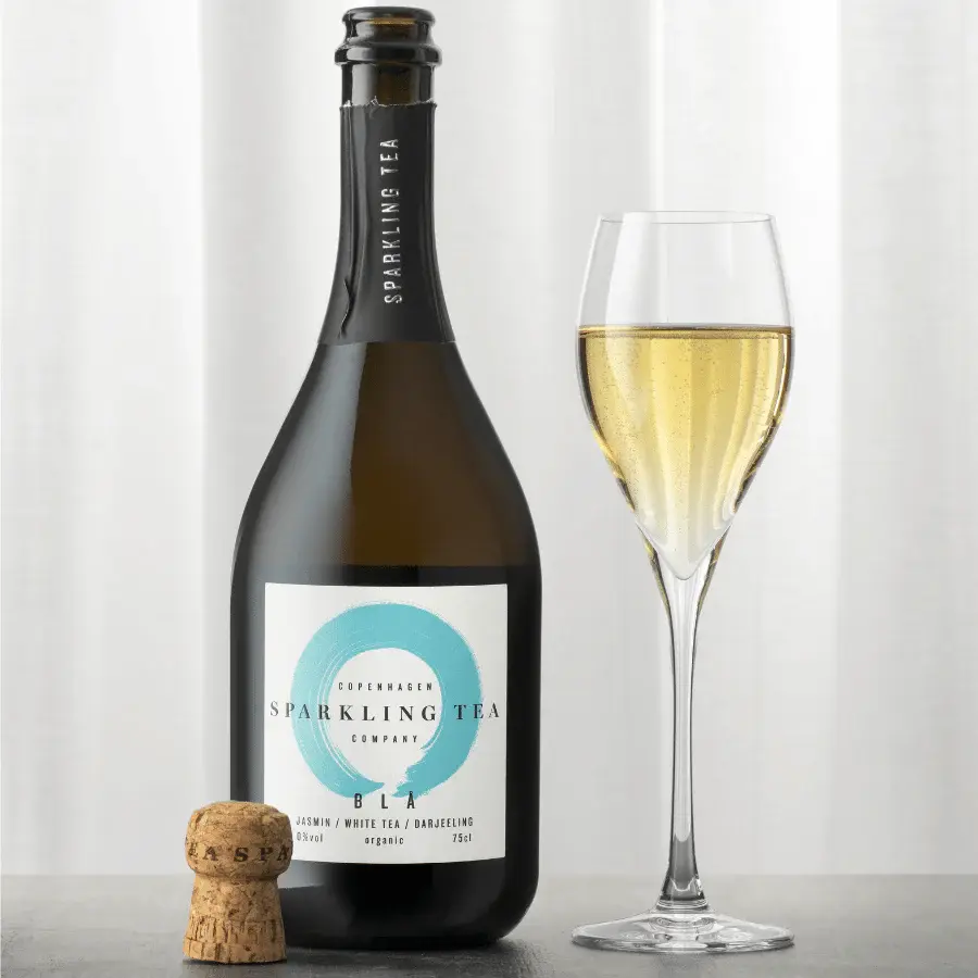 Miniaturbild: Eine Flasche Sparkling Tea BLA, sprudelnder, alkoholfreier Tee.