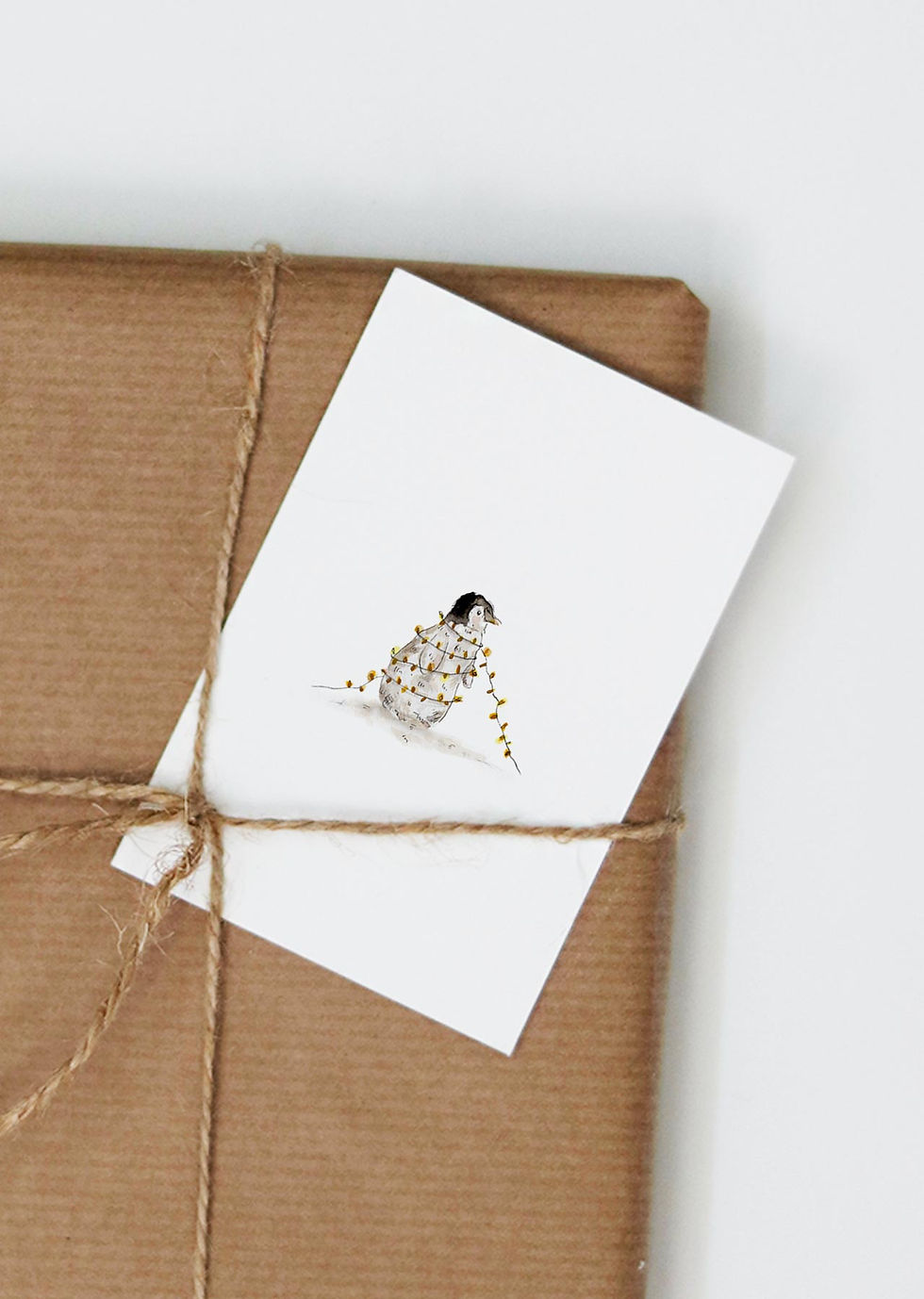 inkylines Geschenkanhänger Pinguin mit Lichterkette als winterliche Illustration für Weihnachtsgeschenke und kleine Mitbrings