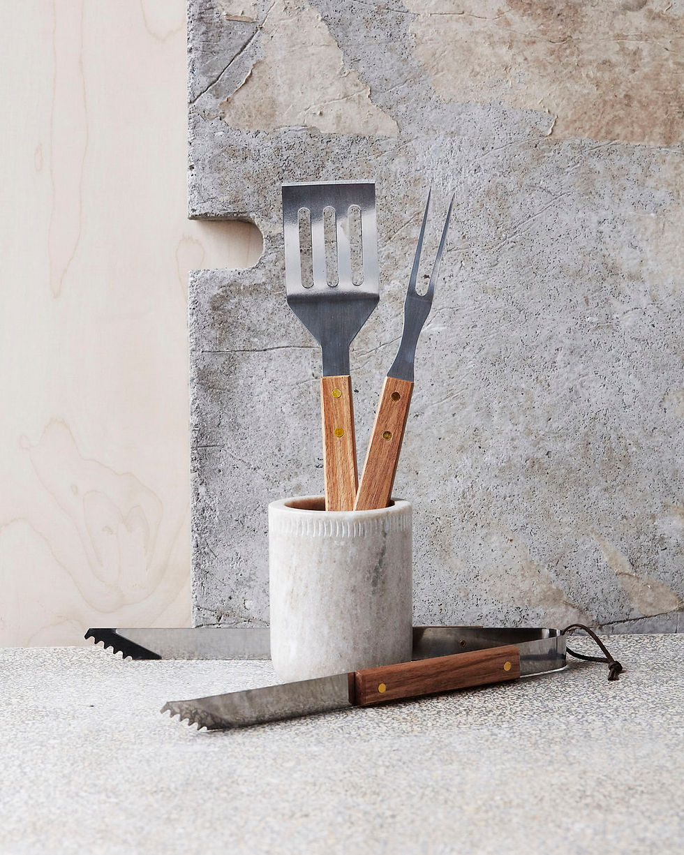 Ein Set mit drei verschuedenem Grillbesteck aus rostfreiem Stahl und Holzgriffen von Nicolas Vahé.