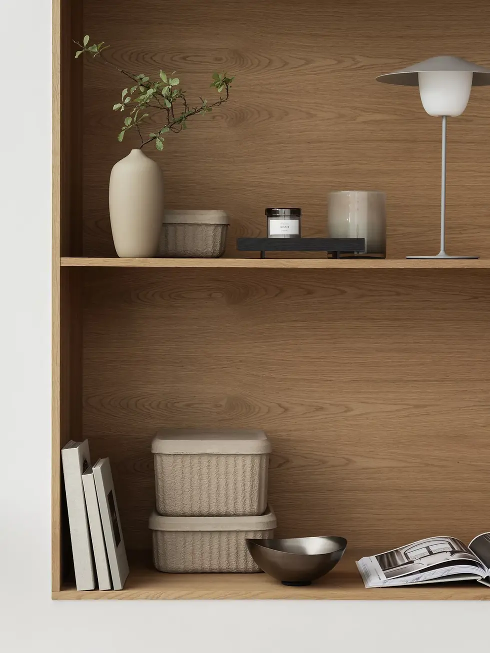 Eine Duftkerze mit Duftnoten von Eukalyptus und Zitrusnoten in einem Glasgefäss von Blomus.