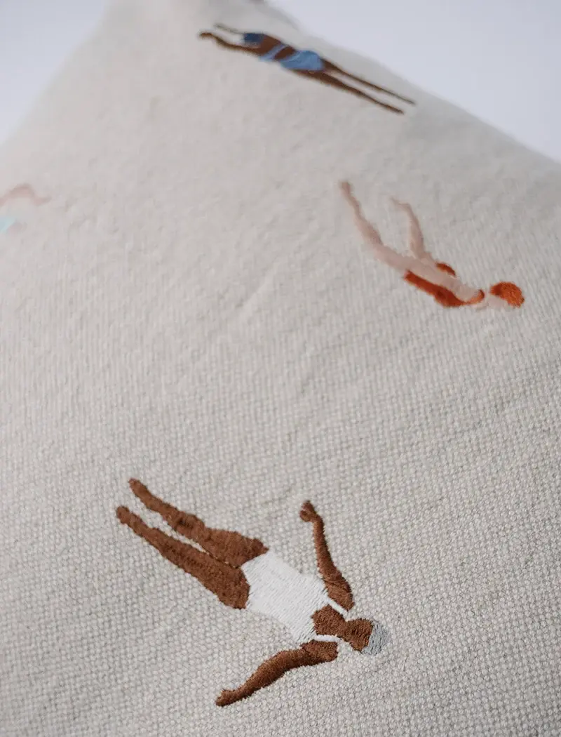 Miniaturbild: Bestickter Kissenbezug Schwimmer von Fine Little Day mit Schwimmer-Stickerei
