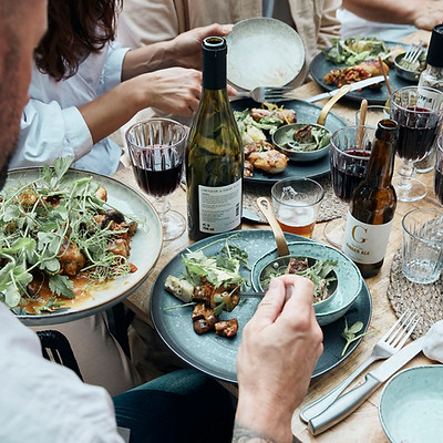 Ein Gedeckter Sommer-Tisch mit Grill-Produkten von Nicolas Vahé
