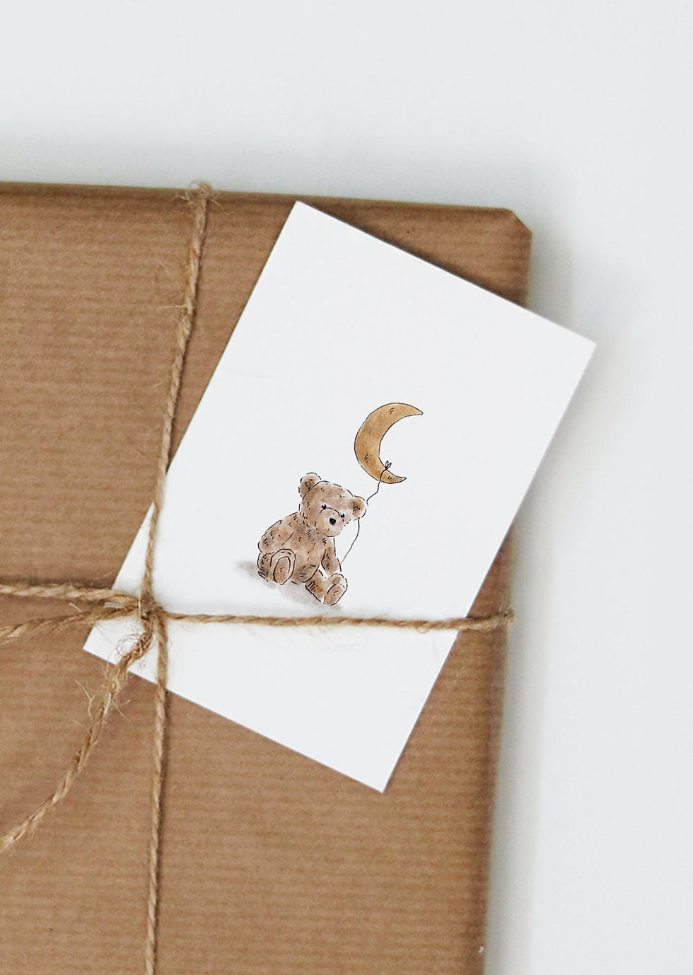 Kleiner Geschenkanhänger mit einem von Hand gezeichneten Teddy von Inkylines.