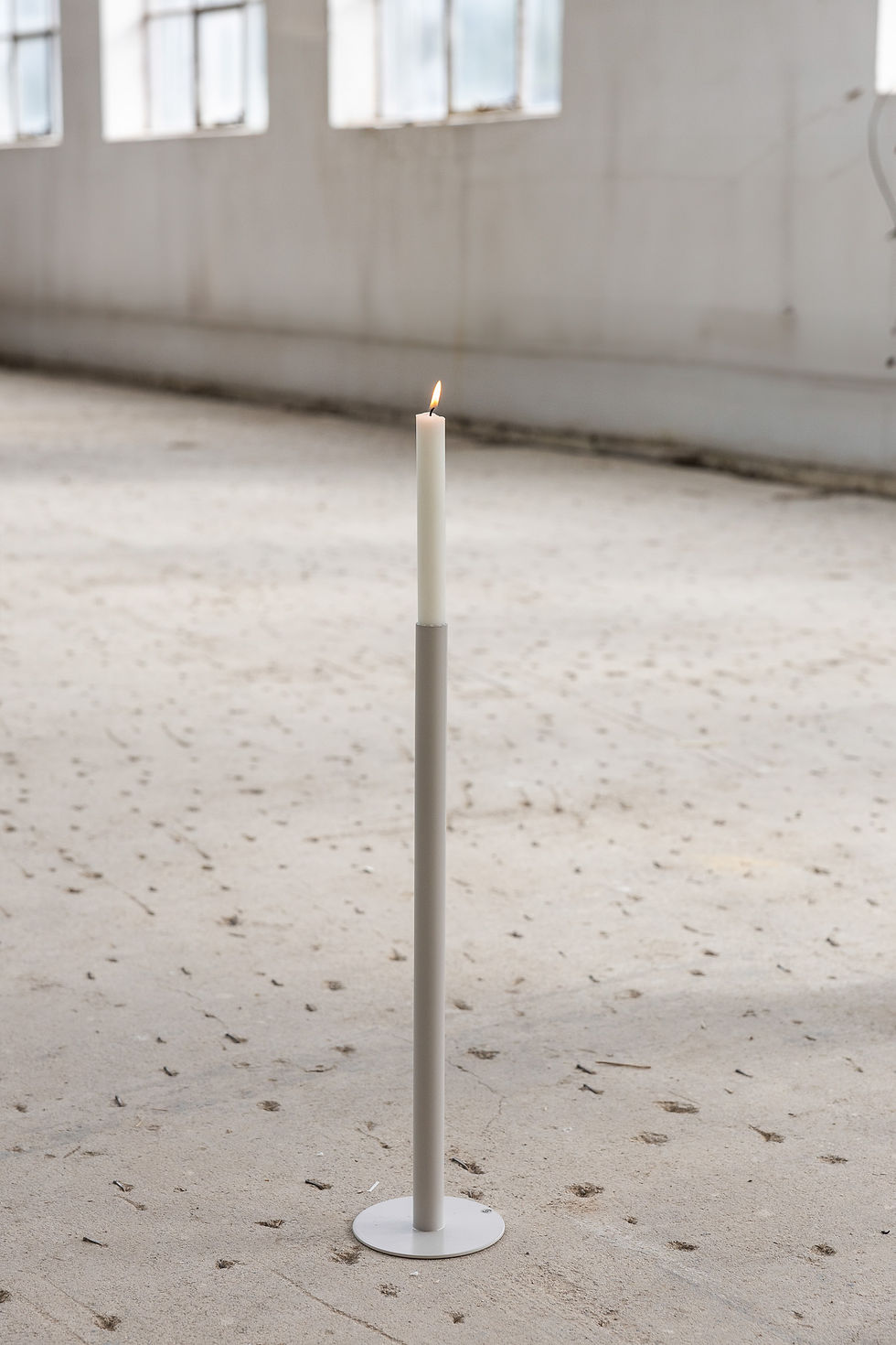 Ein beiger, hoher Kerzenständer für eine Stumpenkerze von Storefactory