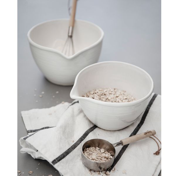 Weisse Rührschüssel aus glasierter Keramik mit einem praktischem Ausguss von ERNST Form.