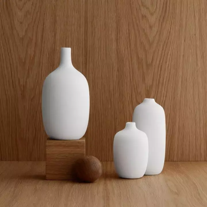 Miniaturbild: Weisse Vase in organischer Form von Blomus.