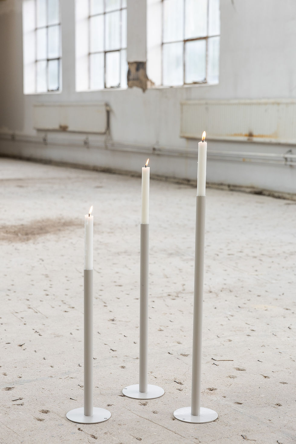 Ein beiger, hoher Kerzenständer für eine Stumpenkerze von Storefactory