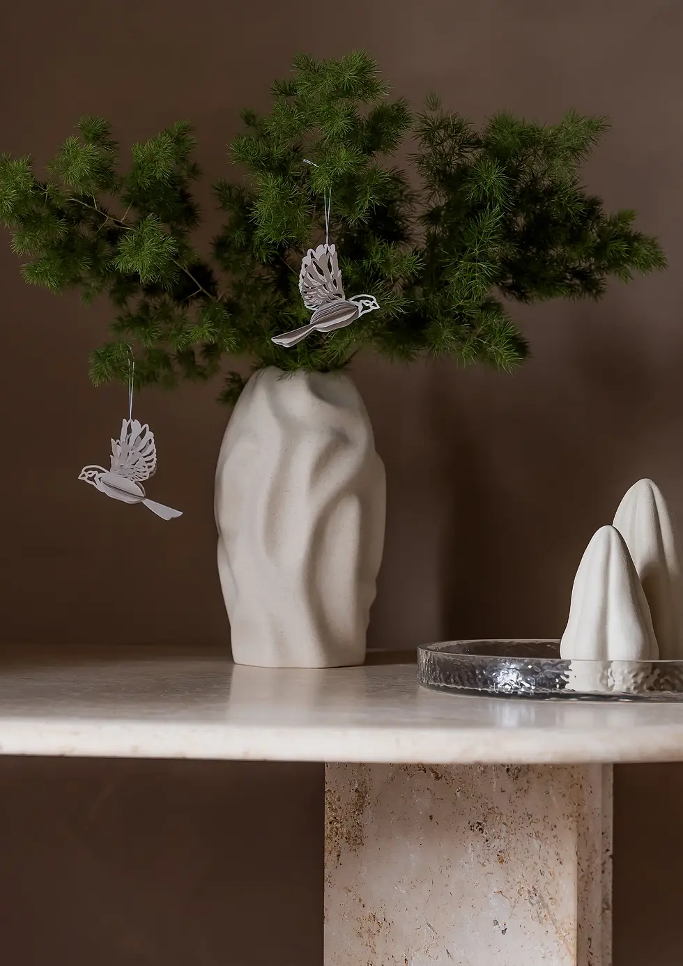 Miniaturbild: Faltbare Papiervögel-Anhänger von Cooee Design in der Farbe Weiss.