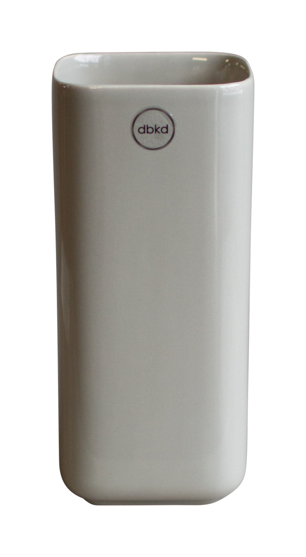 Eine beige oder hellbraune längliche und schmale Blumenvase.