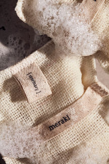 Ein Jutebeutel gefüllt mit Seifenstückchen für ein Peeling.