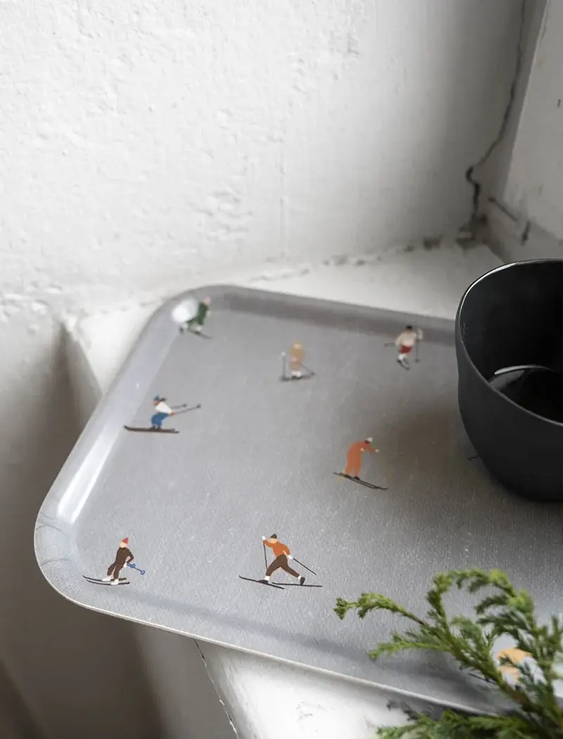 Miniaturbild: Kleines Serviertablett Skiers aus laminiertem Birkenholz mit farbigem, handgezeichnetem Skifahrer-Muster von Elisabeth Dunker