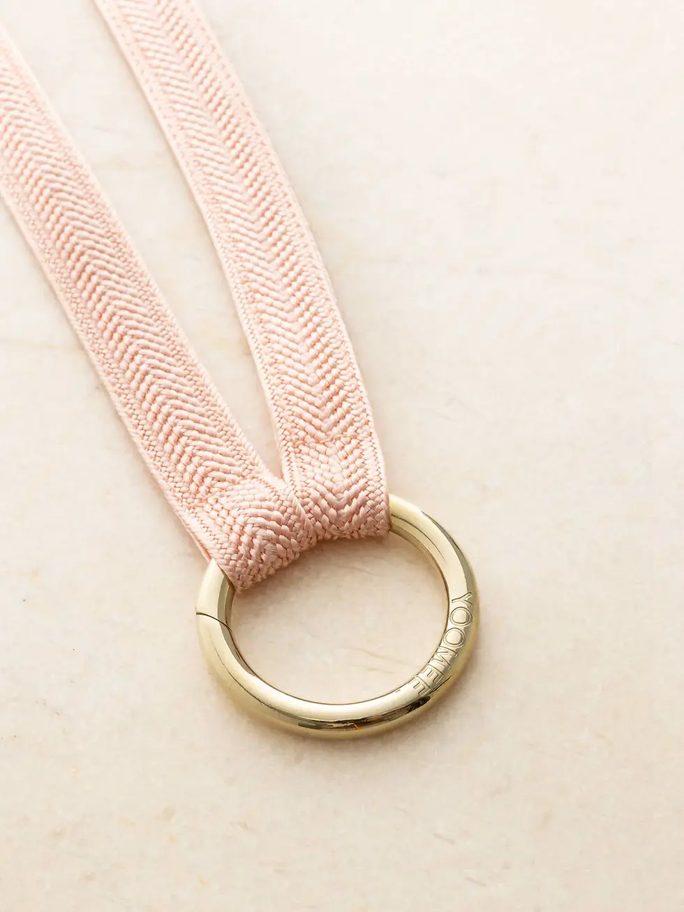 Schlüsselanhänger-Armband ZAHRA Mini in Rose aus handgeflochtenem marokkanischem Sfifa-Band.