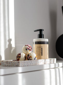 Drei Badekugeln mit Blüten von Humdakin.