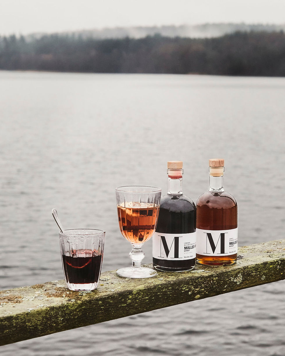 Eine Flasche mit rotem Glühweinextrakt von Nicolas Vahé.