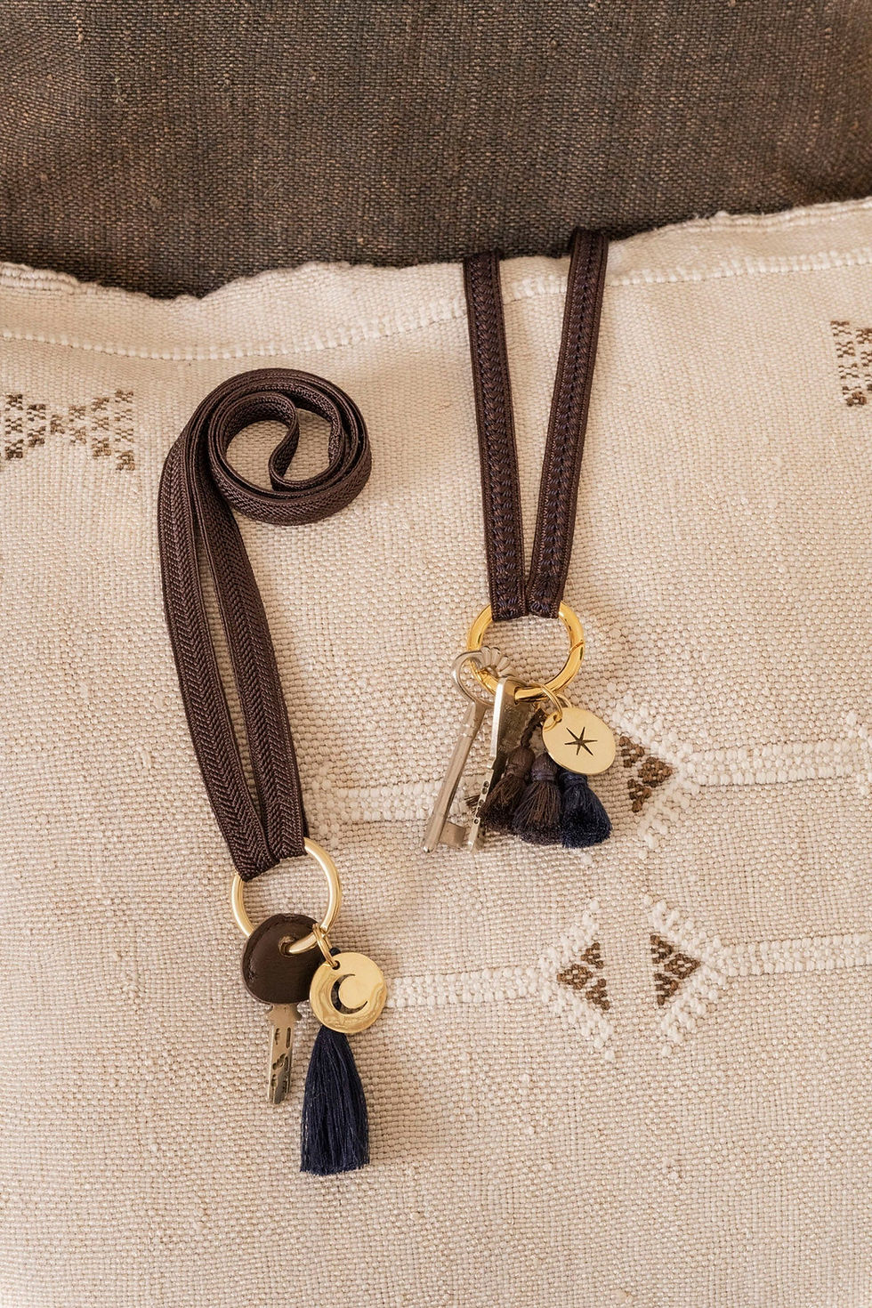 Schlüsselanhänger-Armband ZAHRA in Mocca aus handgeflochtenem marokkanischem Sfifa-Band.