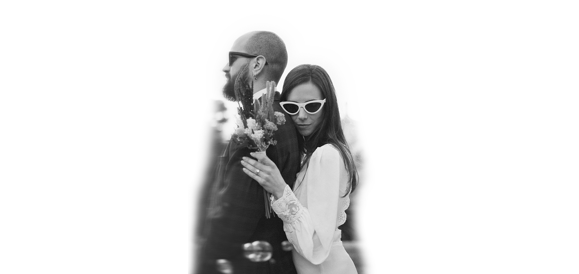 novios modernos mirando a cámara blanco y negro