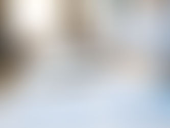 Empresários analisando gráficos e relatórios financeiros em reunião de planejamento tributário sobre incentivos fiscais de ICMS.