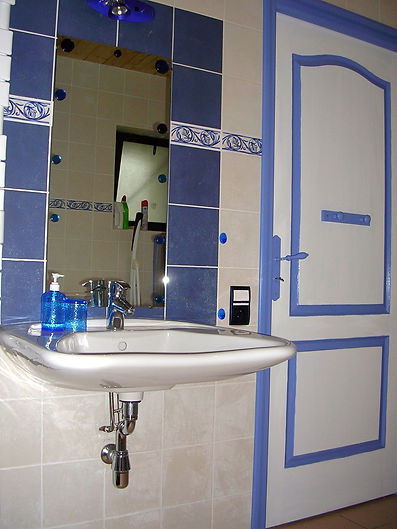 le lavabo sans colonne de la salle d'eaux labellisée tourisme et handicaps du gîte Laguës