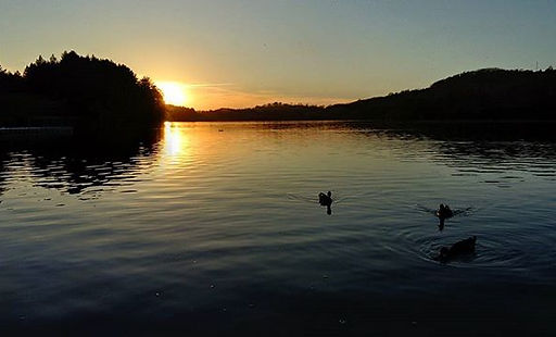 coucher du soleil sur le lac de Lourdes