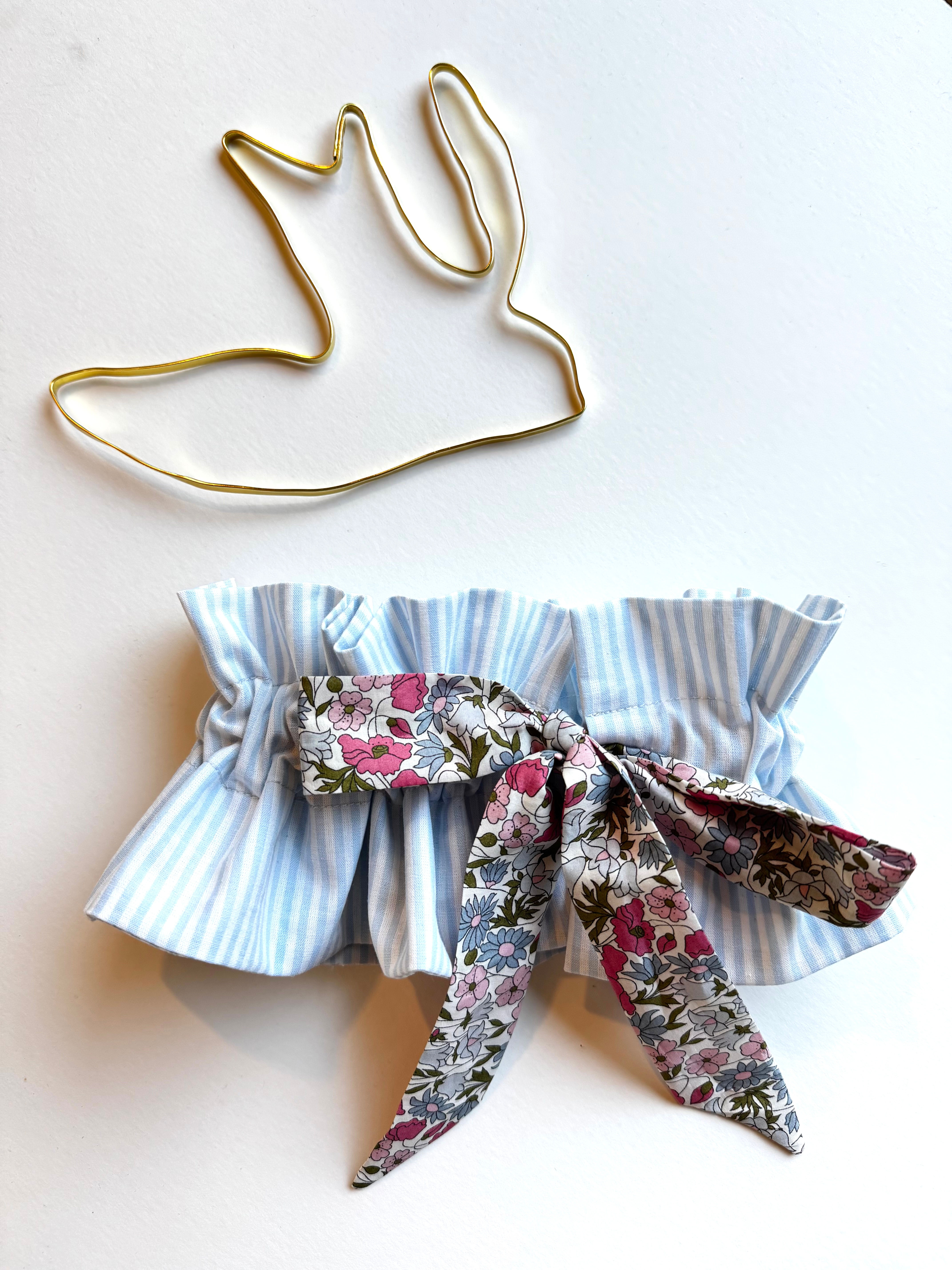 Col victorien amovible rayé bleu fermé par un gros noeud en Liberty, accessoire chic et raffiné.