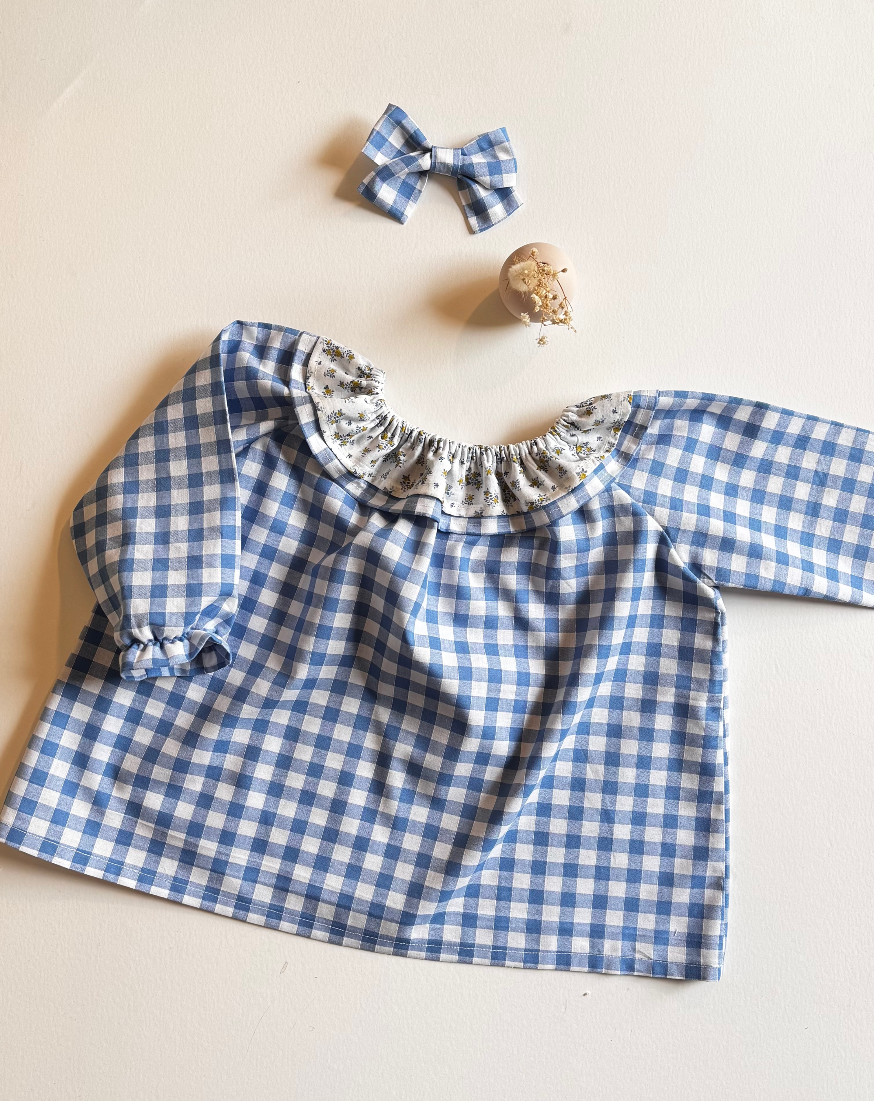 Blouse enfant en vichy avec double col fleuri et encolure élastiquée, style rétro et tendance