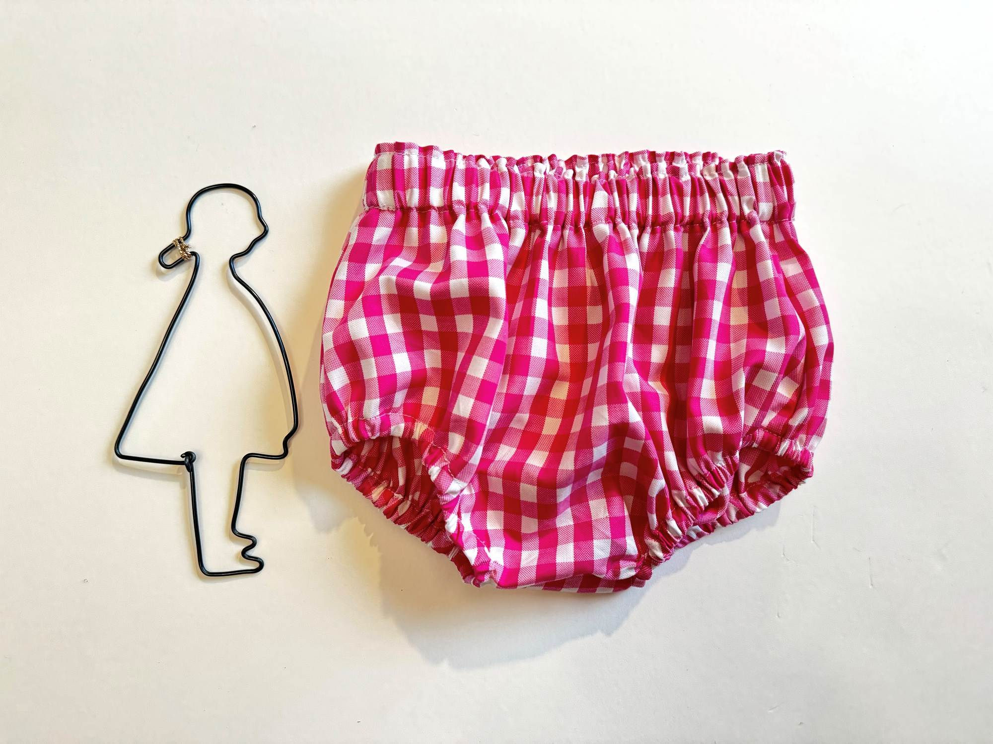Culotte bouffante bébé en vichy rose et blanc. Mode enfantine, mode intemporelle. Cadeau de naissance. Bloomer rétro chic.