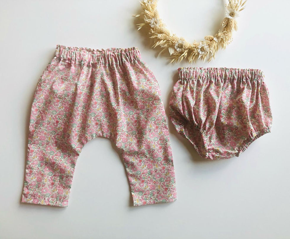Miniature : Photo composée d'un sarouel et d'une culotte bouffante en Liberty betsy ann. Tenue élégante. Idéale pour cadeau de naissance.