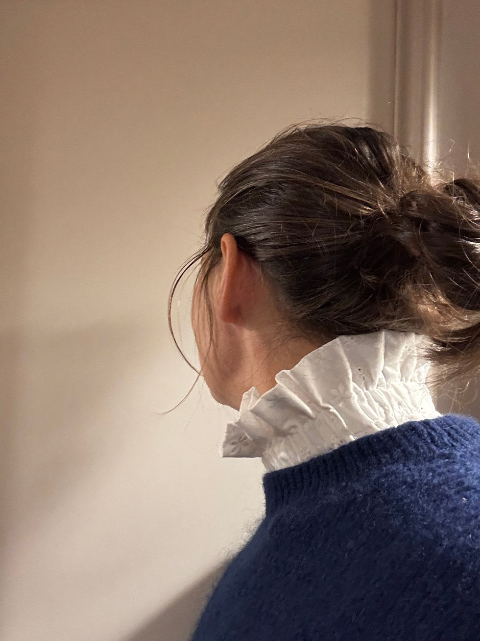 Miniature : Col victorien amovible en broderie anglaise porté, vue de dos