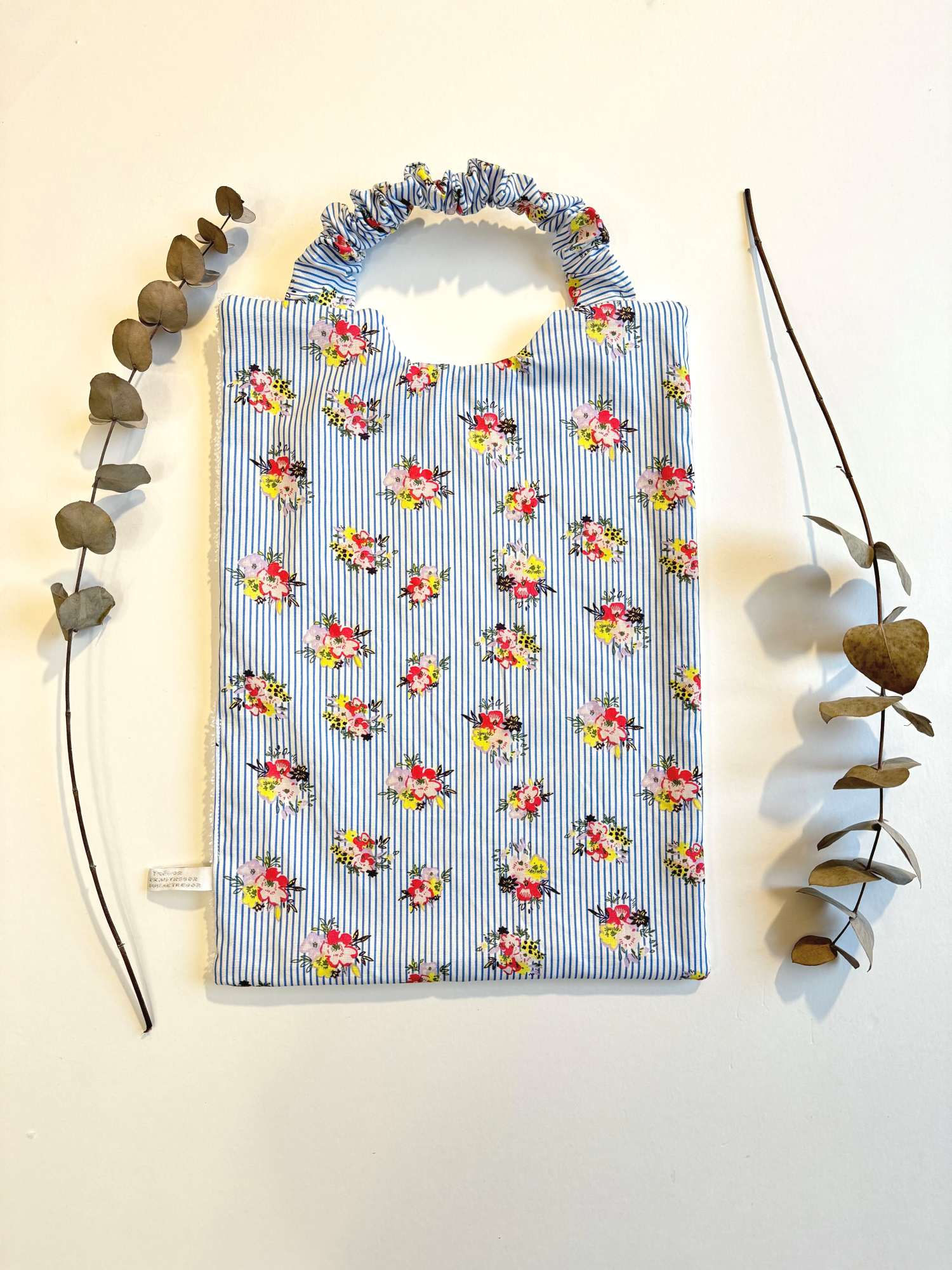 Serviette de table élastiquée pour enfant, facile à enfiler et idéale pour la cantine