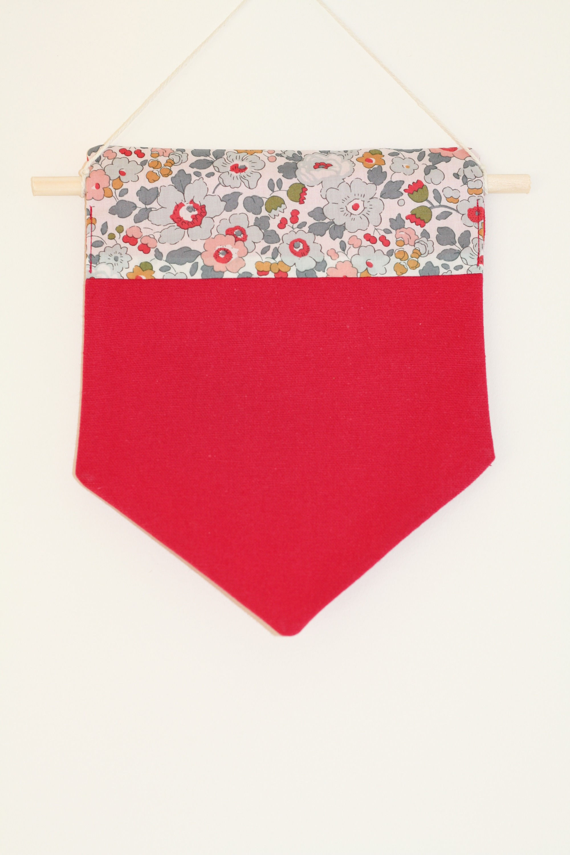 Fanion porte médaille de ski personnalisable. Liberty of London. Made in France