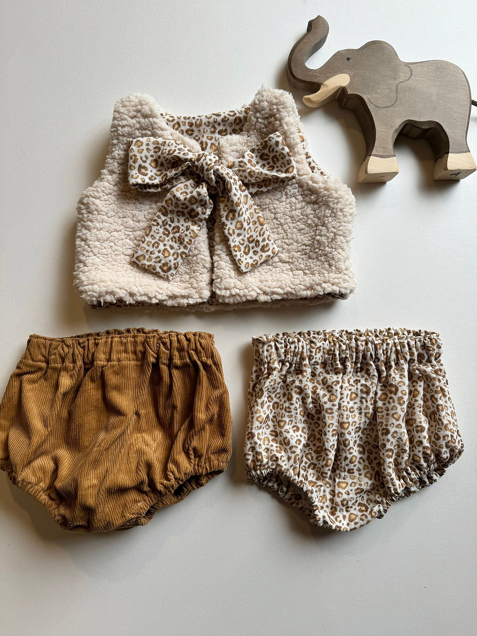 Miniature : Ensemble composé d'un gilet de berger bébé réversible léopard et de culotte bouffante assortie.