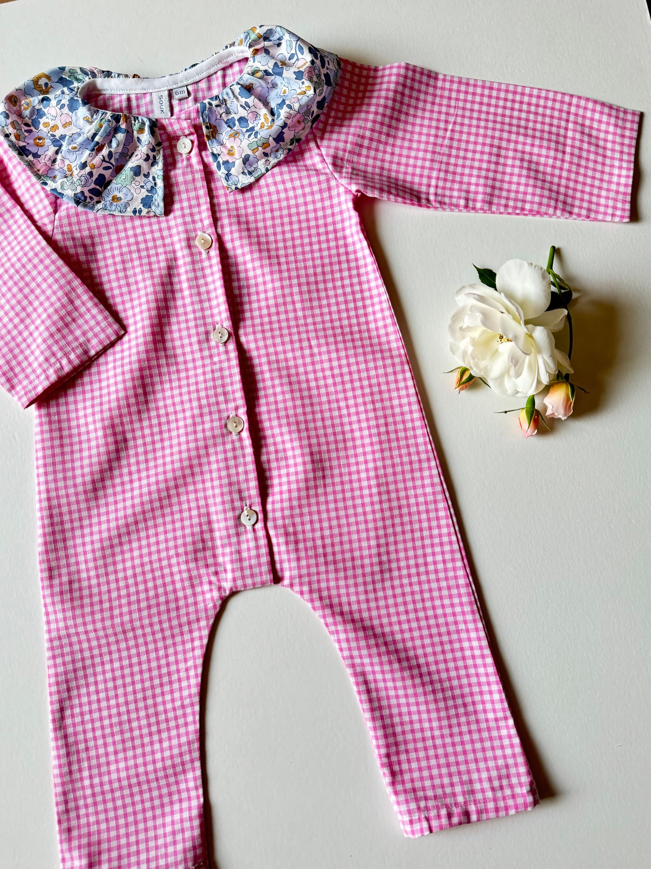 Combinaison pour bébé en vichy rose et col en Liberty. Mode enfantine. Look rétro chic.