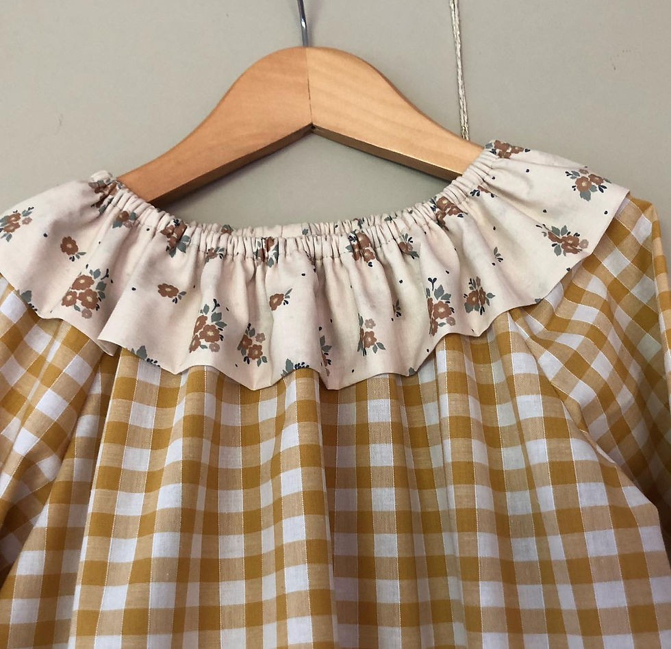 Miniature : Détail du col fleuri d’une blouse en vichy moutarde