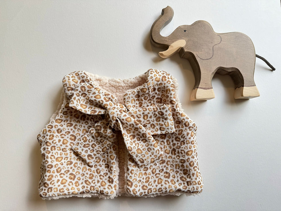 Gilet de berger bébé réversible en double gaze léopard et moumoute effet mouton. Mode enfantine