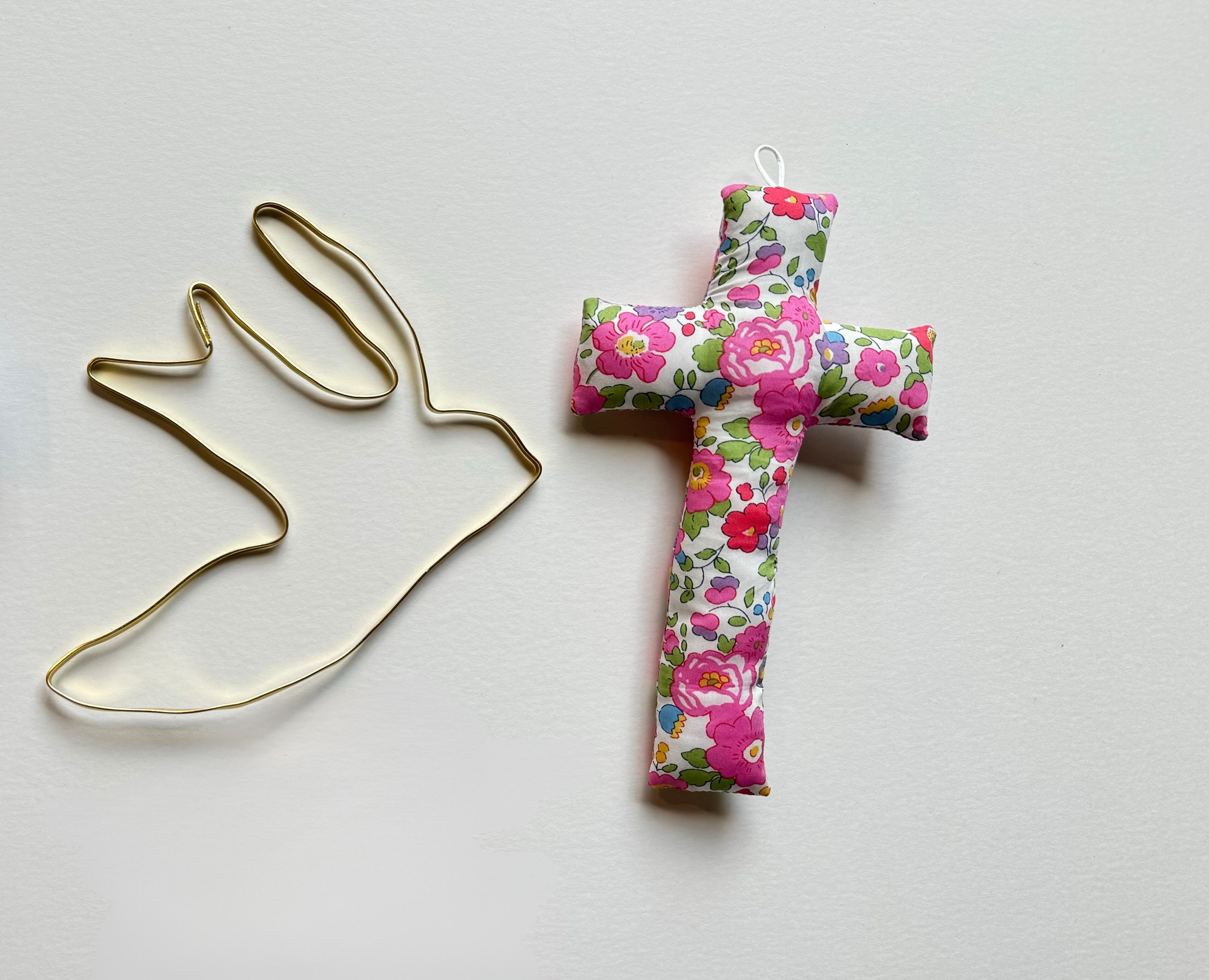 Croix décorative en tissu Liberty pour chambre d'enfant. Décoration murale artisanale. Cadeau de naissance, baptême.