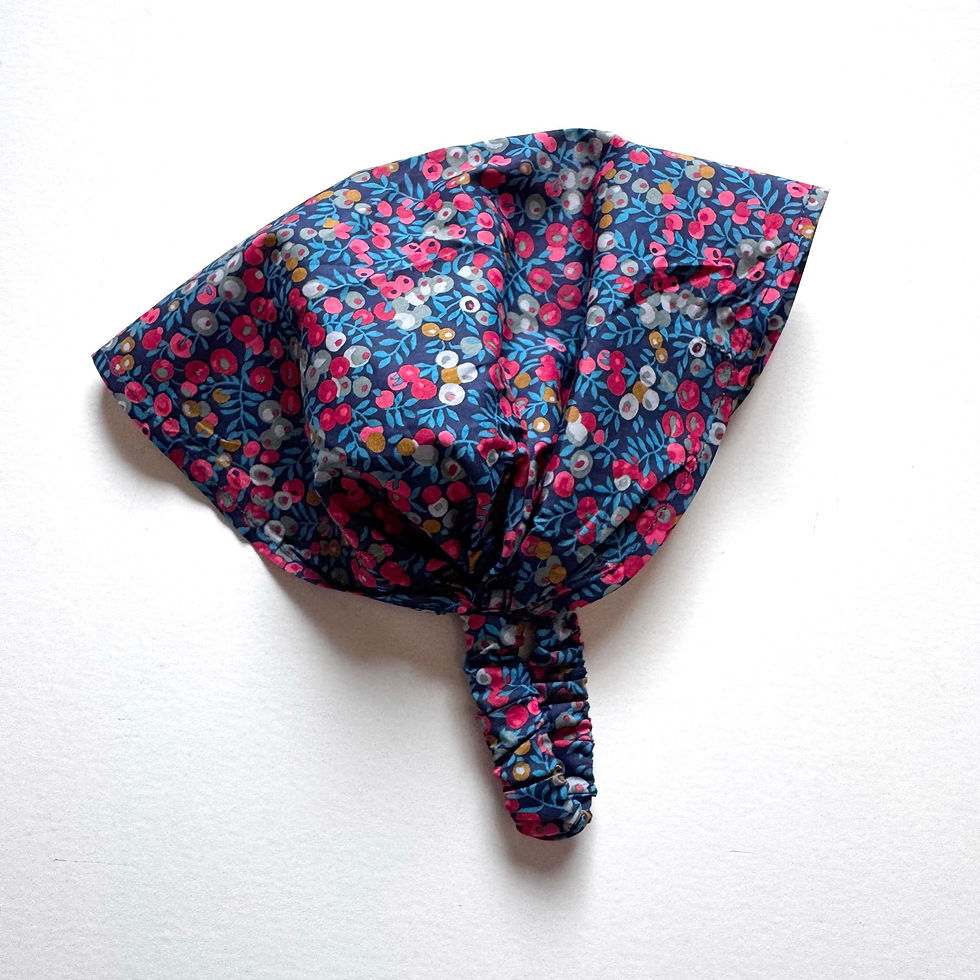 Fichus en tissu Liberty aux motifs fleuris, cousus à la main en France, pour apporter une touche élégante et rétro chic