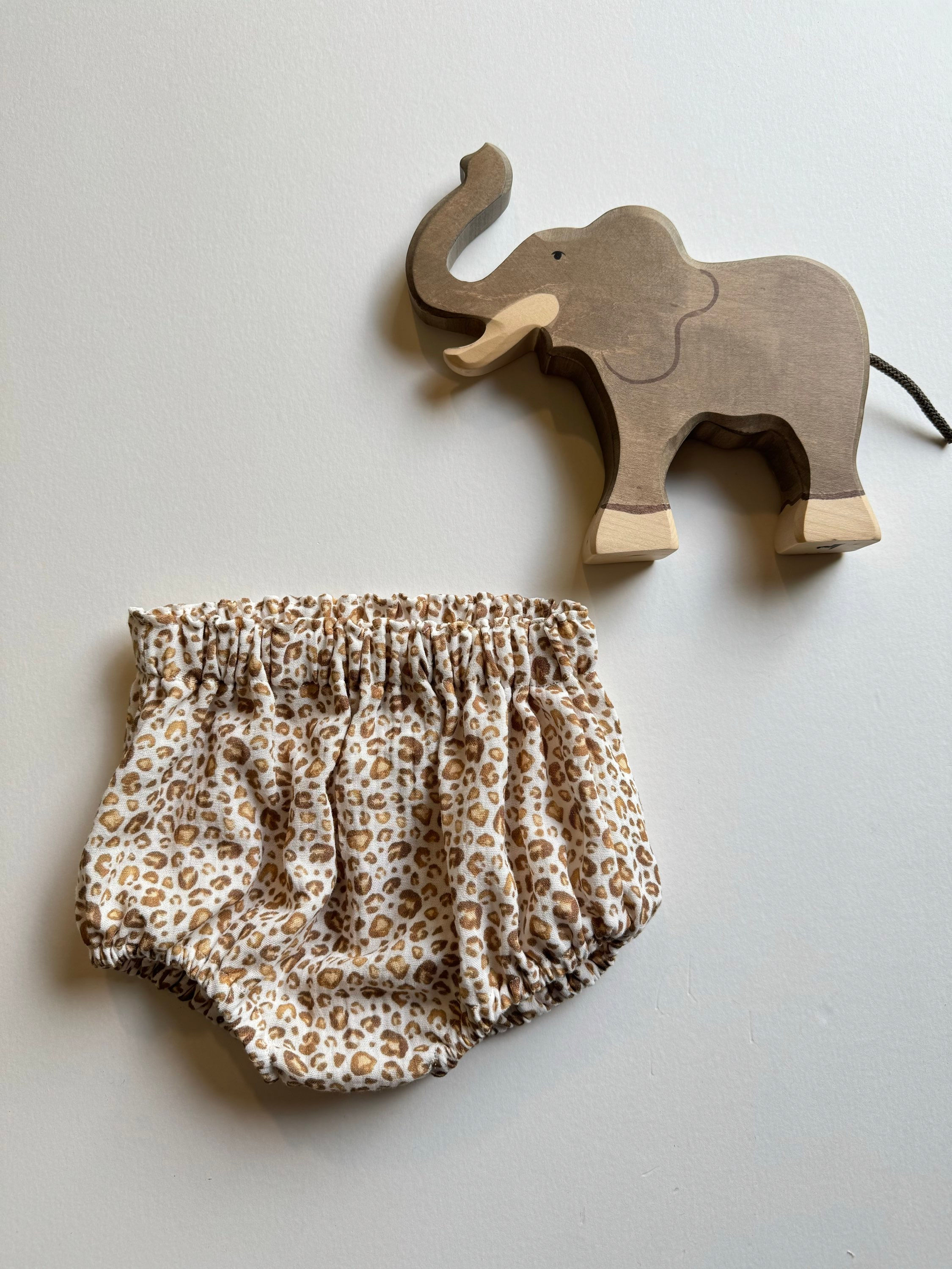 Culotte bouffante bébé en double gaze graou léopard beige et camel. Cadeau de naissance