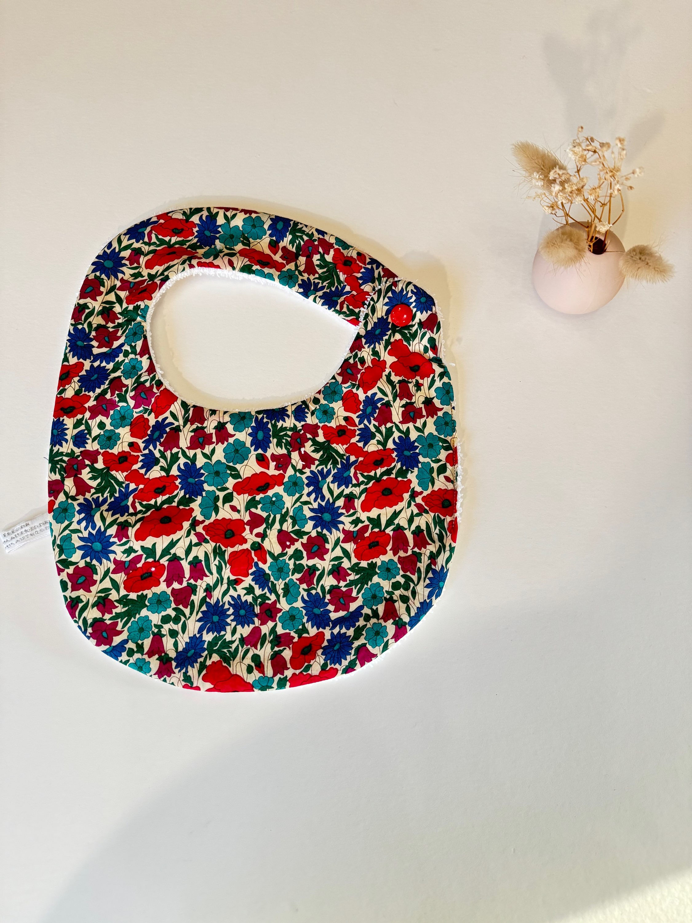 Bavoirs en Liberty pour bébé, doux et absorbants. Des bavoirs élégants et pratiques pour protéger les vêtements