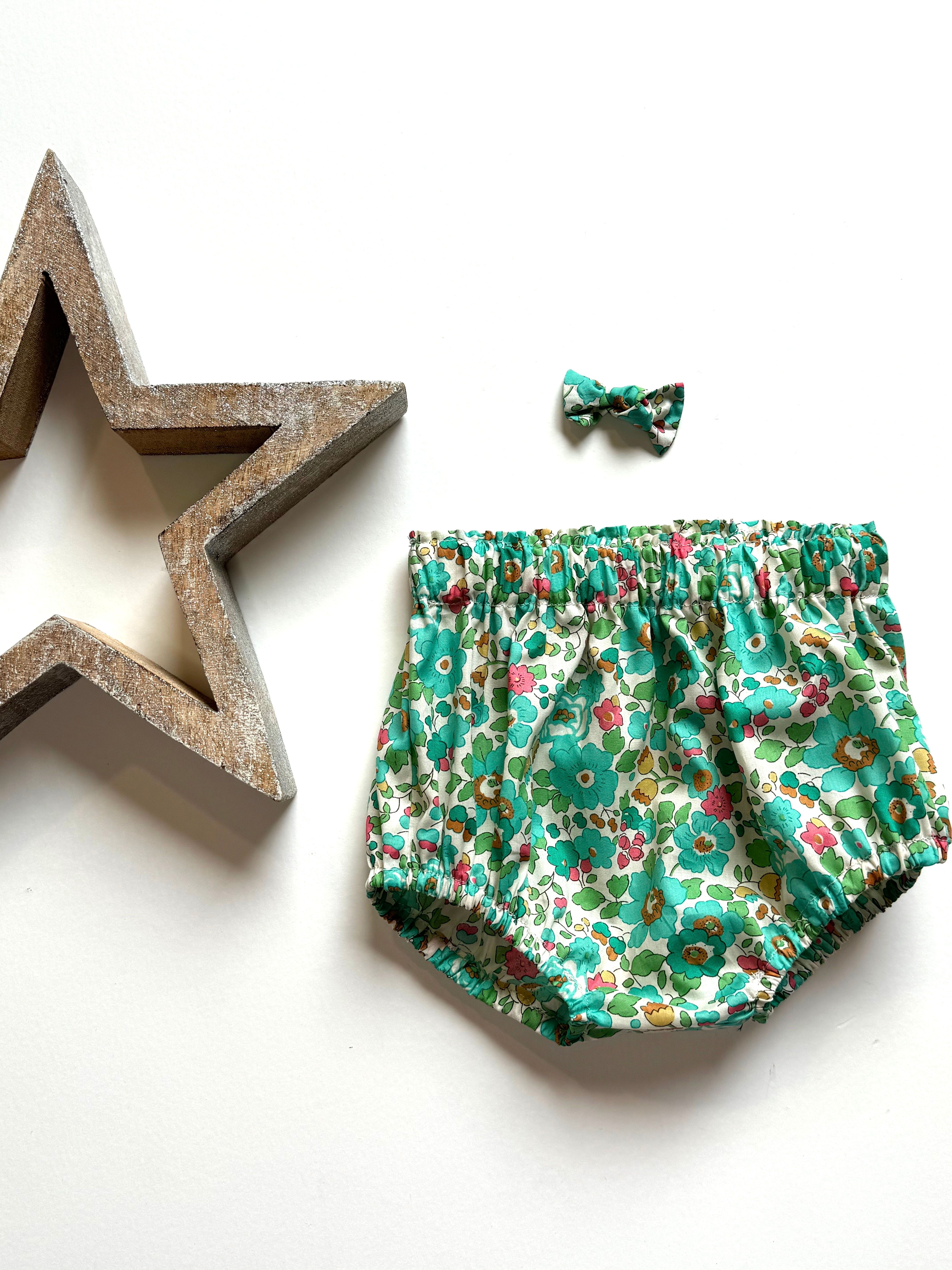 Culotte bouffante bébé en Liberty betsy vert, bloomer rétro chic. Cadeau de naissance.