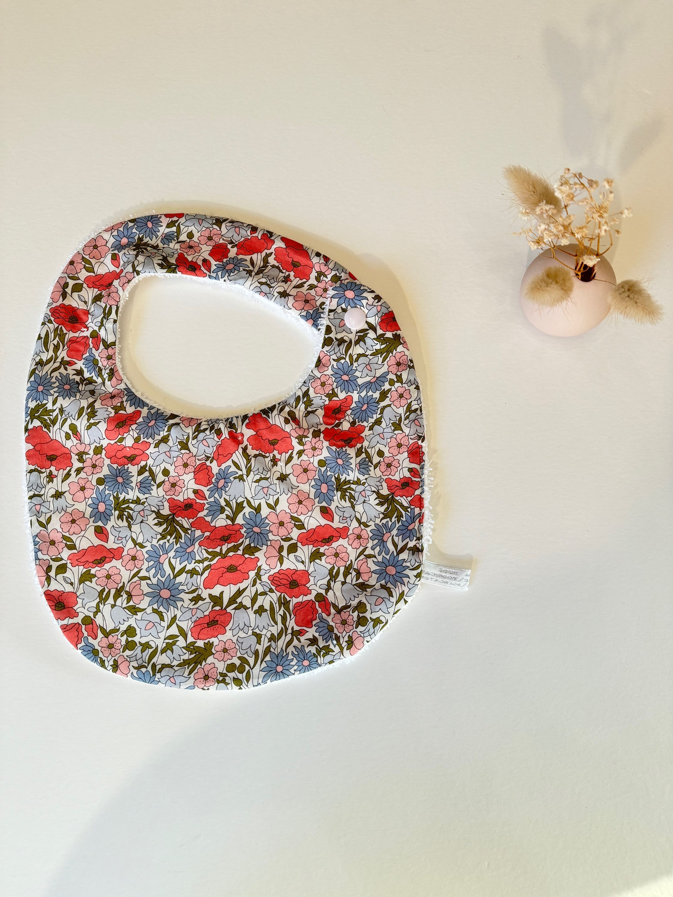 Bavoirs bébé en tissu Liberty, alliant douceur et raffinement. Un indispensable chic pour les repas des tout-petits.