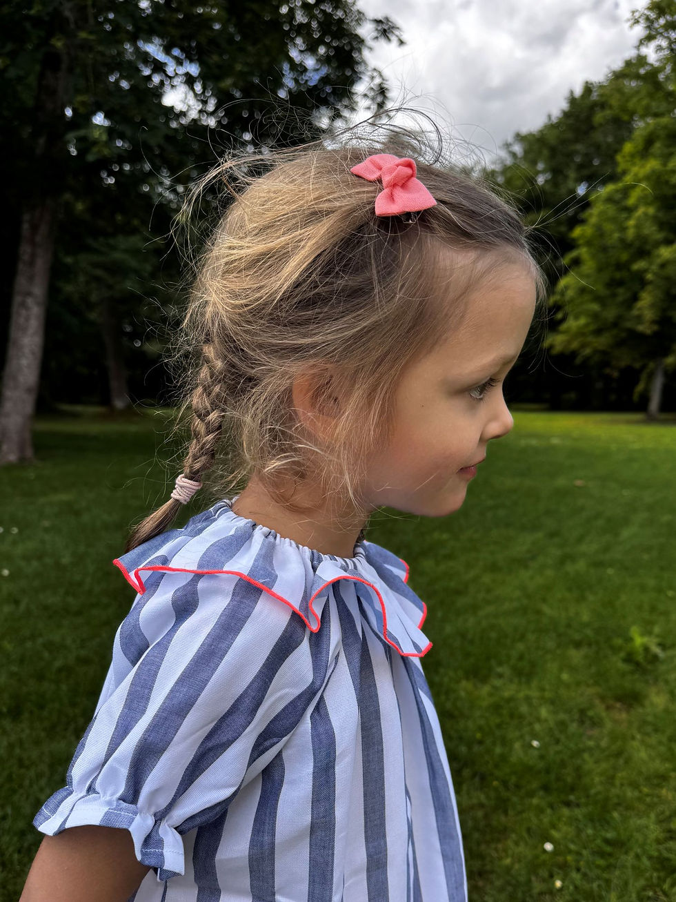 Petite barrette bonbon en lin orangé pour enfant, accessoire élégant et coloré pour cheveux.