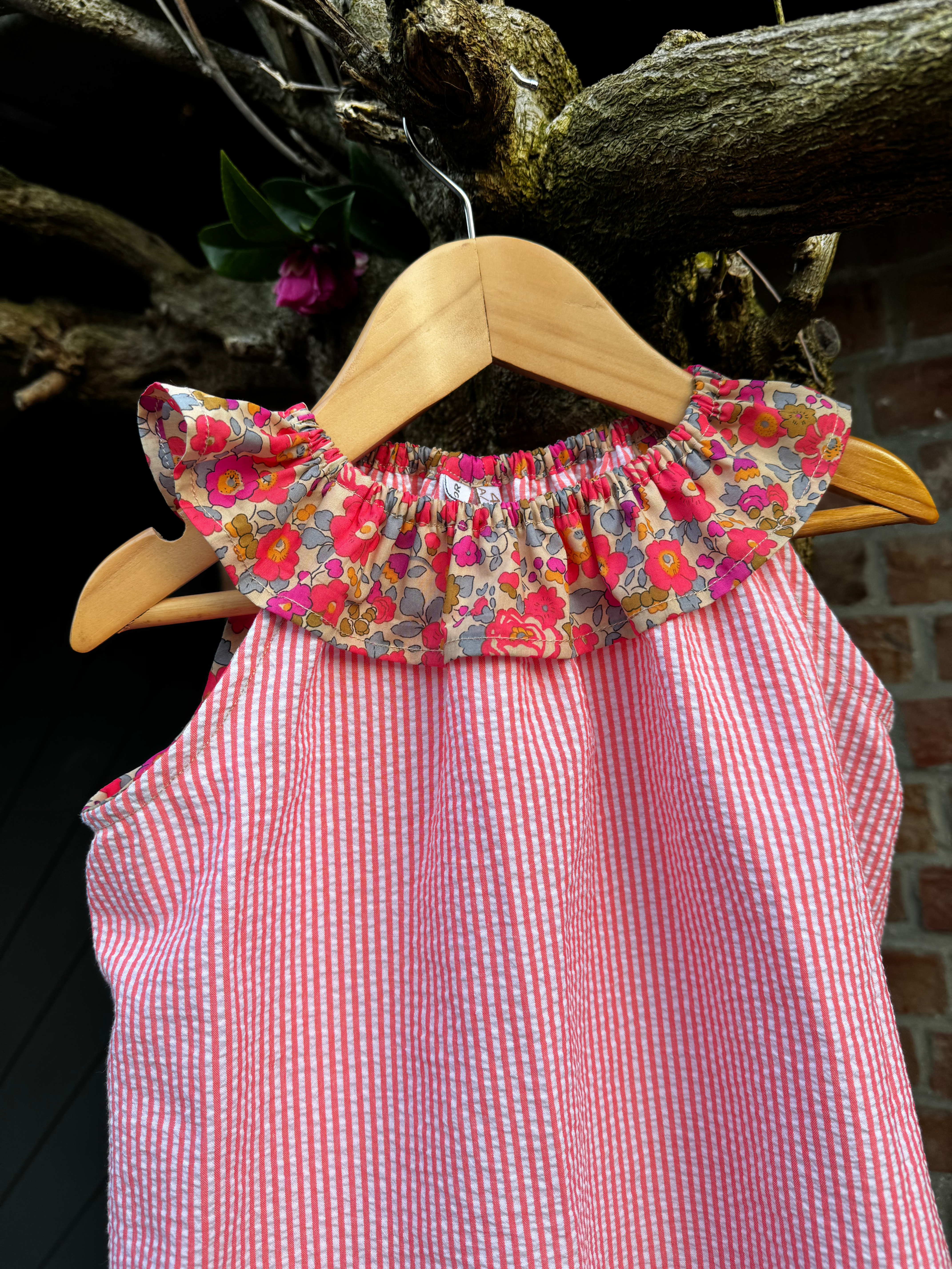 Petite robe enfant rayée en seersucker avec col volanté en Liberty fluo thé, encolure élastiquée, tenue d’été élégante