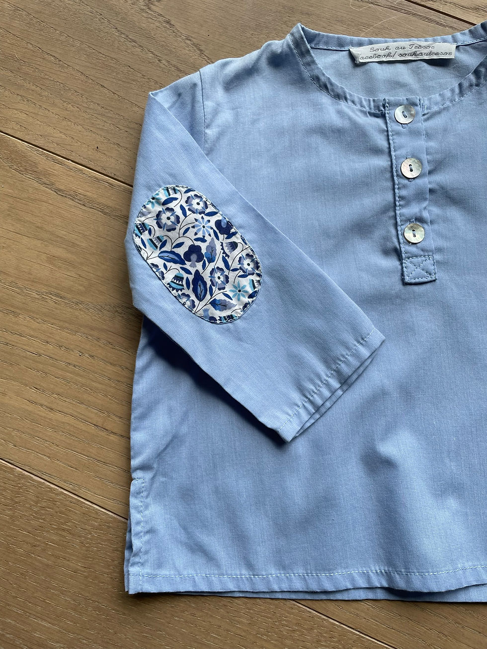 Miniature : Chemise enfant Marceau en coton bleu avec coudières en Liberty, manches longues et deux petits boutons sur le devant