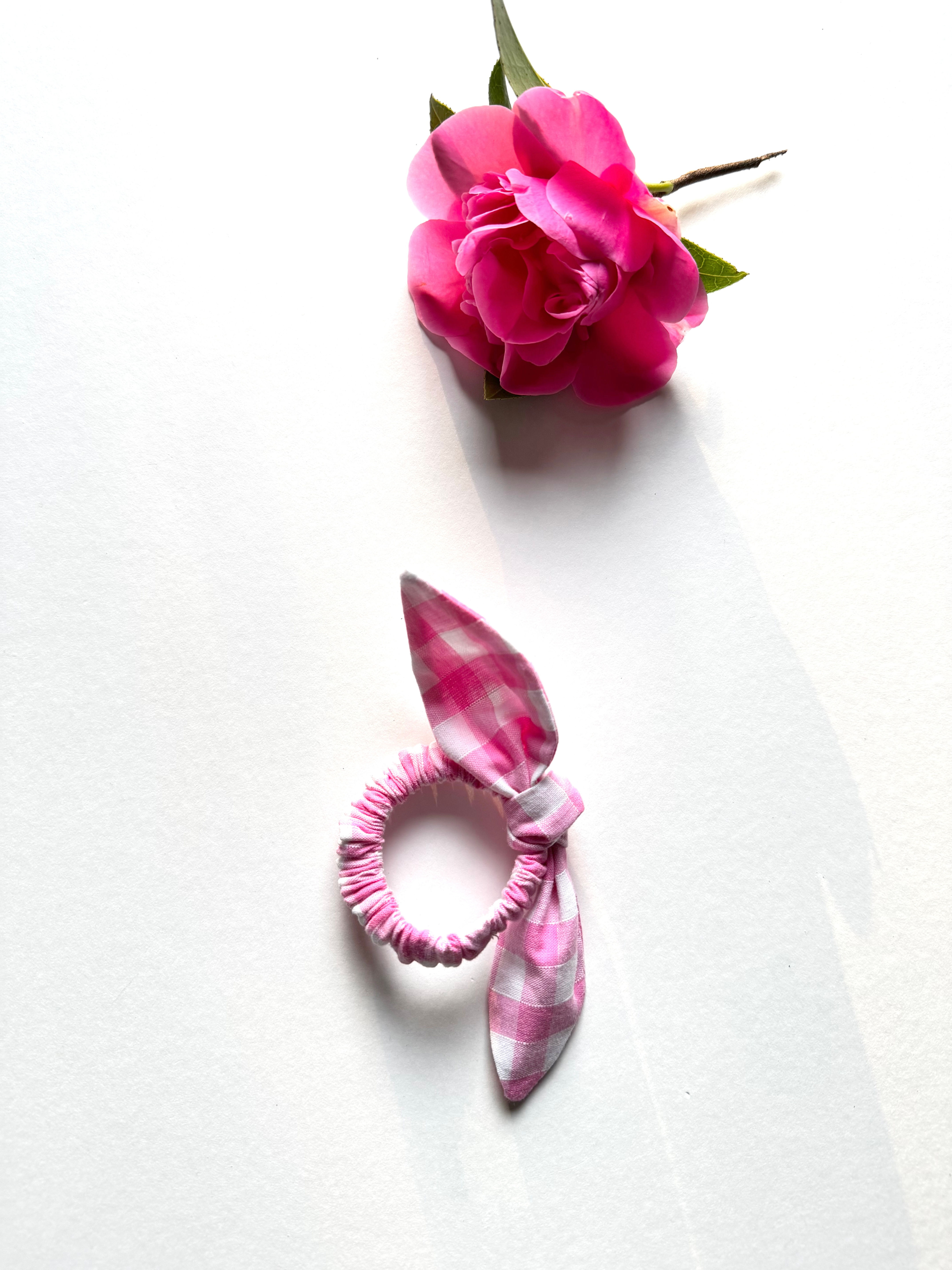 Mini chouchou en vichy rose. Accessoire cheveux pour enfants. Mode enfantine