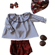 blouse enfant à rayures bleu et blanc à double col volanté et une culotte bouffante écureuil en velours présentés à plat sur fond blanc