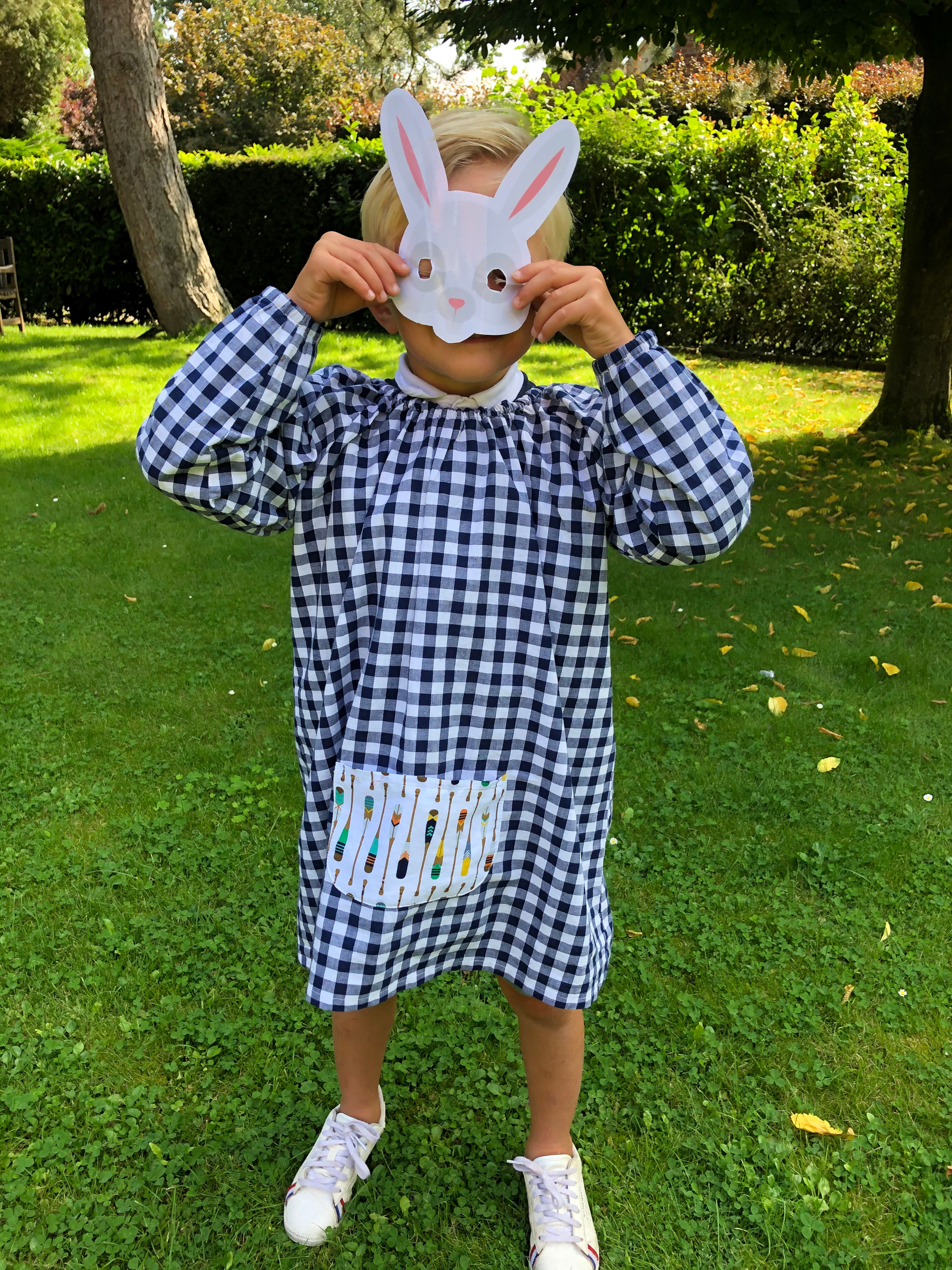 Indémodable tablier à encolure élastiquée pour enfiler facilement et rapidement. Du 3 ans au 12 ans. Maternelle et primaire.