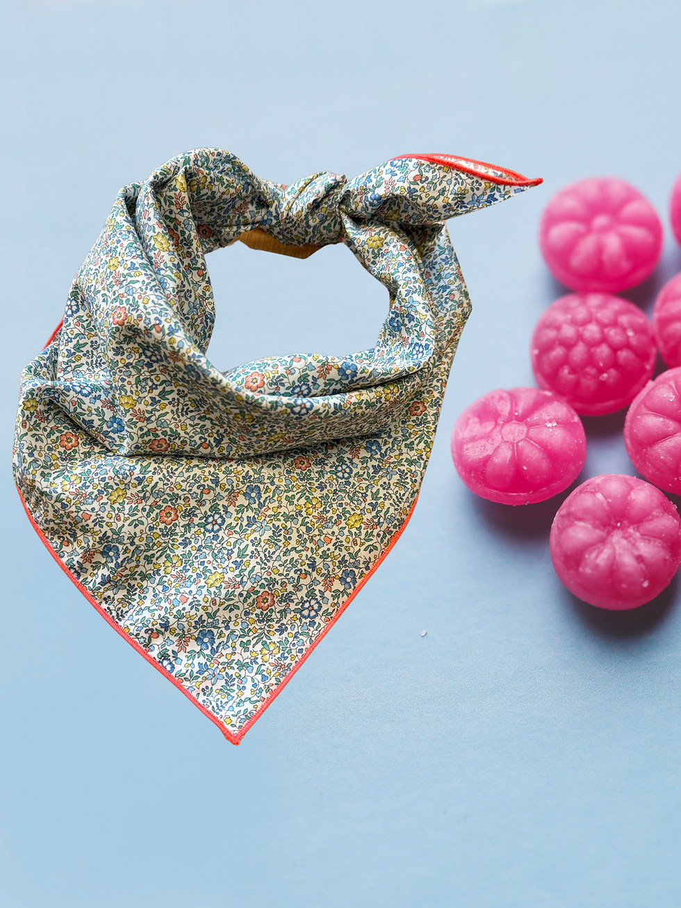 Bandana en Liberty Katie and Milie avec finition orange fluo. C'est l'accessoire parfait pour ajouter une touche chic à n'importe quelle tenue. Portez le autour du cou, dans vos cheveux...
