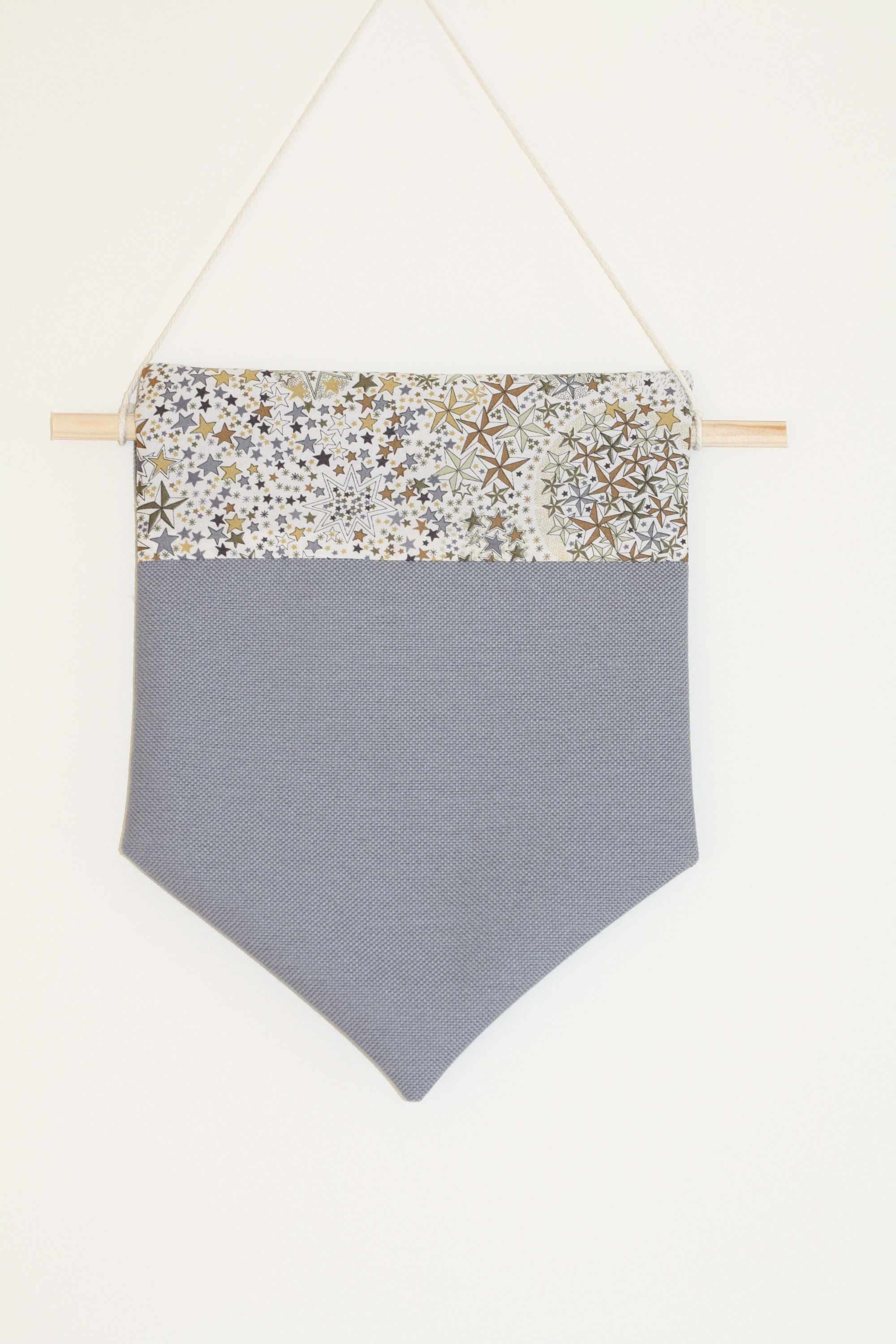 Fanion porte médailles de ski du Piou Piou à l'étoile d'or. Liberty of London. Fabrication française