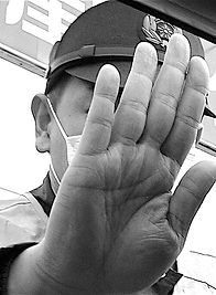 7 polizeigesicht versteckt.JPG