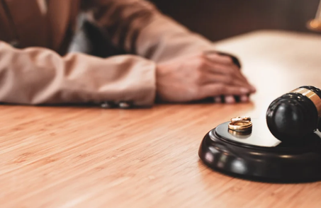 Boşanma davası sürerken taraflardan birinin vefat etmesi ve sağ kalan eşin mirasçılığı (Yazı)